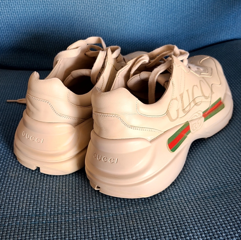 GUCCI MEN'S 'RHYTON' 10 US BEIGE LOGO SNEAKERS,